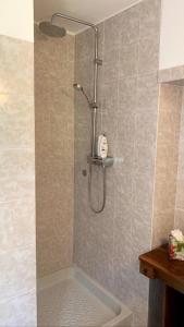 baño con ducha y teléfono en la pared en Romantic gemstone in Pigna, en Pigna