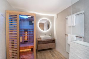 La salle de bains est pourvue d'un lavabo et d'un miroir. dans l'établissement das mondsee, à Mondsee