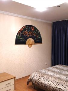 um quarto com uma cama e um quadro na parede em пр. Александра Поля 100, центральная часть города em Dnipro