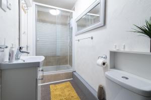 uma casa de banho branca com um lavatório e um chuveiro em DD Apartment 9 - Free Parking - Fast WiFi em Castle Donington