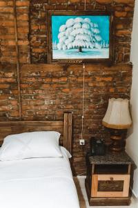 um quarto com uma cama e uma fotografia na parede em Hotel Verdzi em Kutaisi