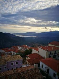 Blick auf eine Stadt mit Häusern und Bergen in der Unterkunft Panoramic view in Delphi