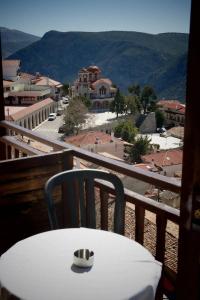 uma mesa e cadeira numa varanda com vista em Panoramic view em Delphi