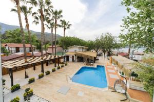 uma vista aérea da piscina num resort com palmeiras em Zulu Hotel em Kumluca