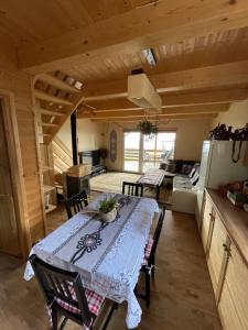 uma cozinha e sala de jantar com uma mesa num camarote em Apartament Panorama & Chatka Panorama em Lipowa