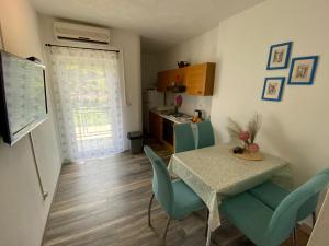 a kitchen and dining room with a table and chairs at Apartmani Juricev Vodice in Vodice