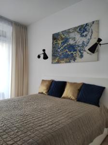 een slaapkamer met een bed met een kaart aan de muur bij ENDURO apartament przy Szyndzielni i Dębowcu in Bielsko-Biala