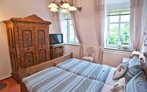 Un dormitorio con una cama, una cómoda y un televisor. en Ferienzimmer Günther Objekt 28985, en Rostock
