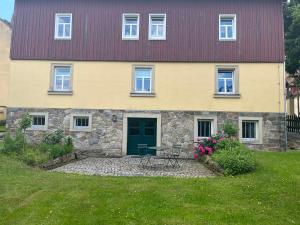 Ein Garten an der Unterkunft Rittergut Hirschbach - Verwalterhaus