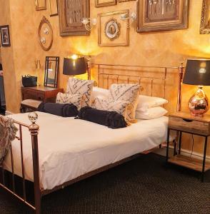 ランウストにあるThe Meadowsweet Hotel & self catering Apartmentsのベッドルーム1室(白いシーツと枕のベッド2台付)