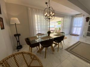 Posedenie v ubytovaní Family villa with pool, walk to beach, restaurants and shopping