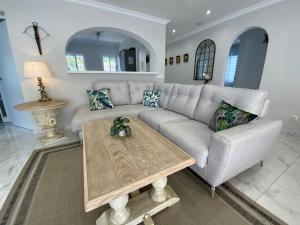 Posedenie v ubytovaní Family villa with pool, walk to beach, restaurants and shopping