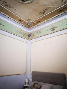 ハベアにあるApartamento con encanto en casco antiguo de Jáveaの格天井のベッドルーム1室、ベッド1台が備わります。