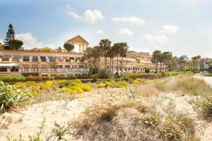 uma vista para o resort a partir da praia em Romana playa 724 em Marbella