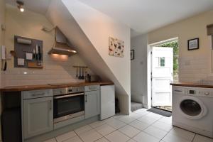 eine Küche mit Waschmaschine und Waschmaschine in der Unterkunft Honey Cottage in Rye + 11 Fotos