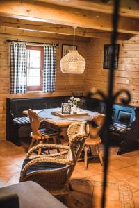 a dining room with a table and chairs in a cabin at Chalupa u Dubu in Loučná nad Desnou
