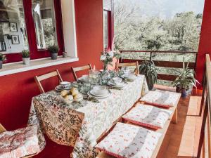 Bella Kalma, acogedora casa con parking, jardin y wifi في يانس: طاولة عليها صحون وصحون في الغرفة