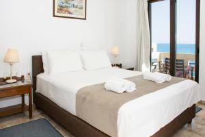 Un pat sau paturi într-o cameră la Argo Rooms-Papadakis