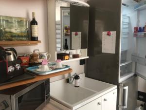 una cocina con encimera y refrigerador en Mountain View Villa Kate alloggio ad uso turistico VDA Gressan 0161, en Aosta 14 fotos más