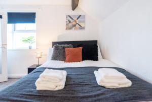 um quarto com uma cama com duas toalhas em DD Apartment 10 - Free Parking - Fast WiFi em Castle Donington