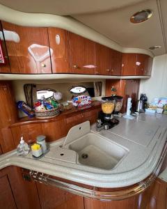 Koupelna v ubytování Luxury Yacht Hotel