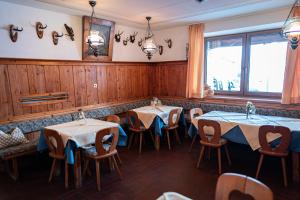 Reštaurácia alebo iné gastronomické zariadenie v ubytovaní Hotel Tauernpasshöhe