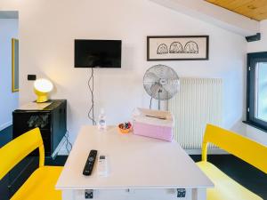 A television and/or entertainment centre at CRUdiS Luxury rooms
