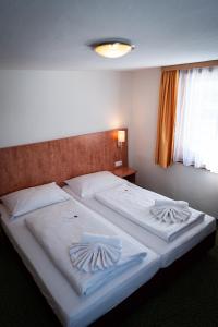 Un pat sau paturi într-o cameră la Hotel Tauernpasshöhe