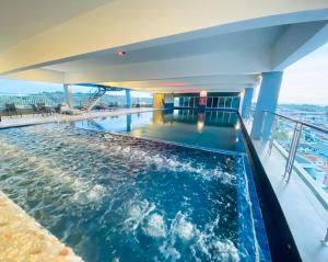 Bazén v ubytování Stirling Suites Hotel & Serviced Apartment nebo v jeho okolí