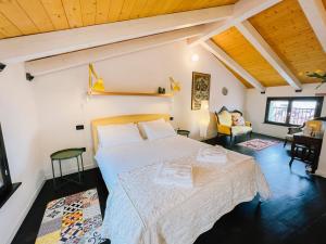 A bed or beds in a room at CRUdiS Luxury rooms