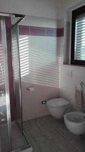 ein Bad mit einer Dusche, einem WC und einem Waschbecken in der Unterkunft Ortona Holidays Country House in Ortona