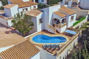 Bazén v ubytování Villa Aneto by Villa Plus nebo v jeho okolí