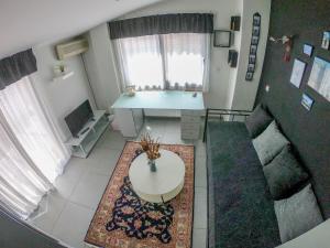 ein Wohnzimmer mit einem Tisch und einem Sofa in der Unterkunft Piraeus Urban Paradise L in Piräus