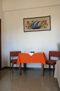 een tafel met een rode tafelkleed erop met twee stoelen bij Panoramic view 2 in Delfoi