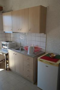 een keuken met een wastafel en een aanrecht bij Panoramic view 2 in Delfoi