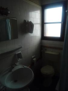 een badkamer met een toilet, een wastafel en een raam bij Panoramic view 2 in Delfoi