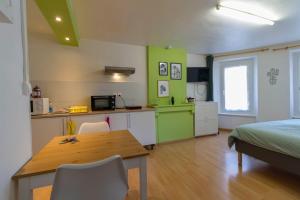 Habitación con cocina, mesa y cama en Le First - proche Naval Group -, en Cherbourg-en-Cotentin