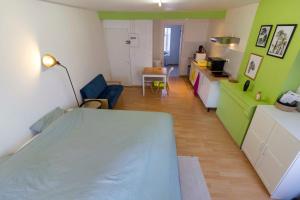 sala de estar con mesa y cocina en Le First - proche Naval Group -, en Cherbourg-en-Cotentin