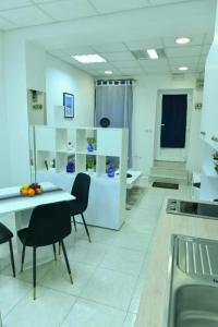 Studio Apartments Kamicak في سيني: مطبخ مع طاولة وكراسي في غرفة