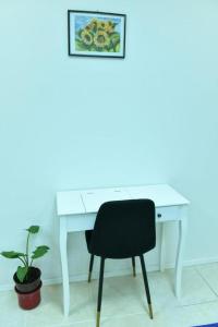 Studio Apartments Kamicak في سيني: مكتب أبيض مع كرسي أسود في غرفة