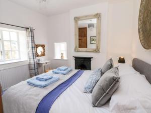 Giường trong phòng chung tại North View Cottage - Log burner,Views,Parking,walks,Peak District,Dogs