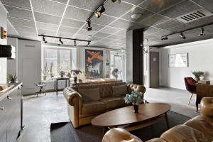- un salon avec un canapé et une table dans l'établissement Forenom Aparthotel Stockholm Bromma, à Stockholm