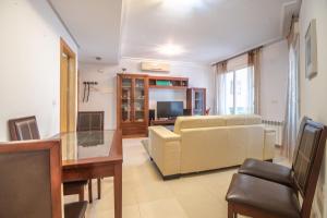 ein Wohnzimmer mit einem Sofa und einem Tisch in der Unterkunft Well Located Ground Floor Apartment - AA101LT in Torre-Pacheco