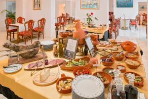 un lungo tavolo con piatti di cibo sopra di LUXURY APARTMENT MEJE a Spalato (Split)