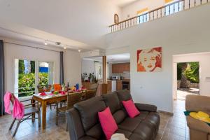 Posezení v ubytování Villa Cabriel by Villa Plus