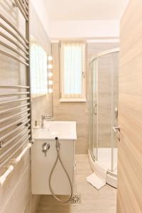 Et badeværelse på Blacksearama Apartment- Spa, pools and parking