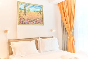 En eller flere senge i et værelse på Blacksearama Apartment- Spa, pools and parking + 33 billeder