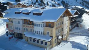 eine Luftansicht des Schneemassehotels im Schnee in der Unterkunft Apparthotel Samson in Obertauern