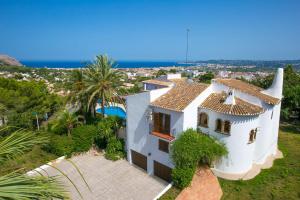 una vista aérea de una casa blanca en Villa Cau by Villa Plus, en Jávea