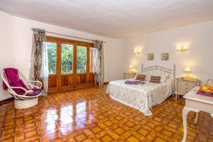 Un dormitorio con una cama y suelo de madera. en Villa Cau by Villa Plus, en Jávea 24 fotos más